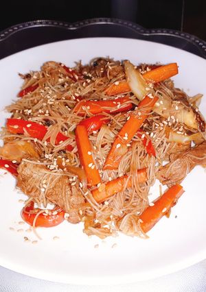 Una foto de Yakisoba fideos fritos