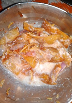 A picture of Dahi papdi.