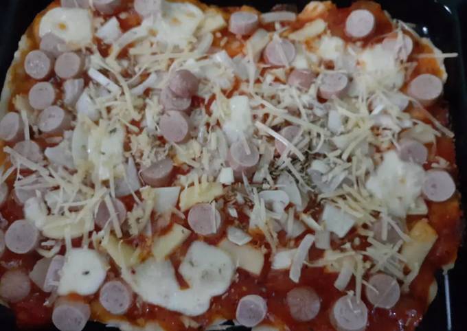Pizza with Mozarella Cheese and Bolognese Sauce