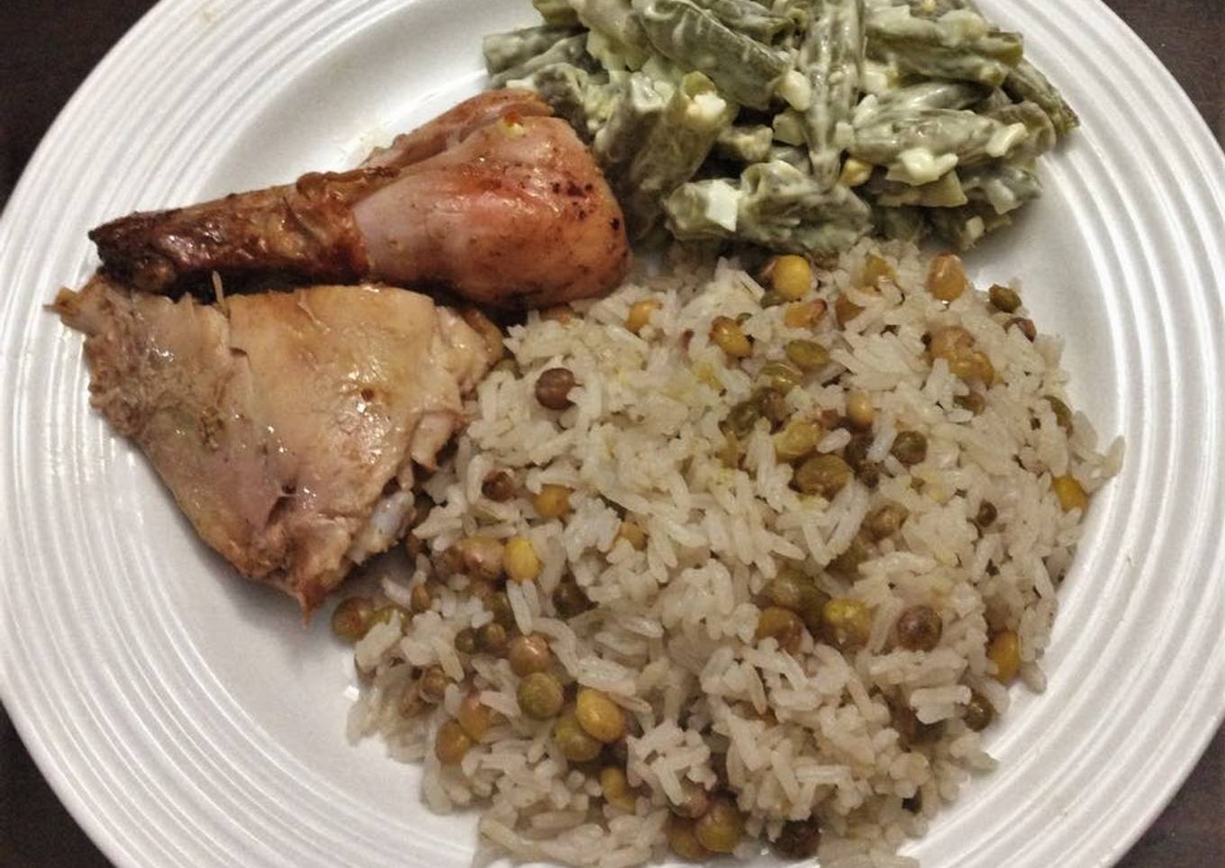 Arroz de Guandú, Pollo al Horno y Ensalada de Habichuelas