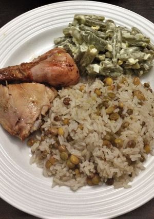 Una foto de Arroz de Guandú, Pollo al Horno y Ensalada de Habichuelas