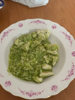 Una foto de Arroz con pechuga de pollo y salsa de calabacín