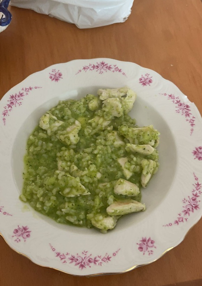 Una foto de Arroz con pechuga de pollo y salsa de calabacín