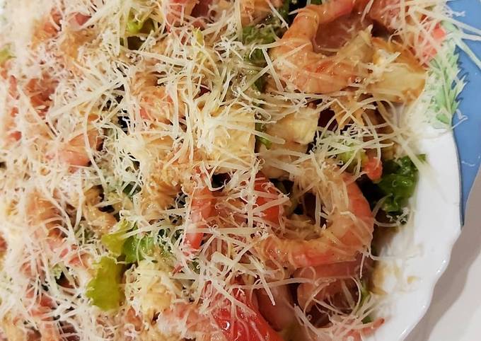 Тёплый салат с креветкой и форелью