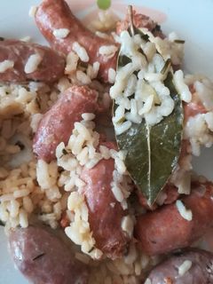 Una foto de Arroz con salchichas