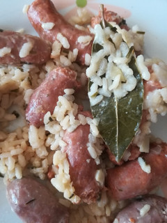 Una foto de Arroz con salchichas