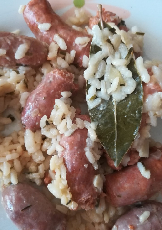 Una foto de Arroz con salchichas