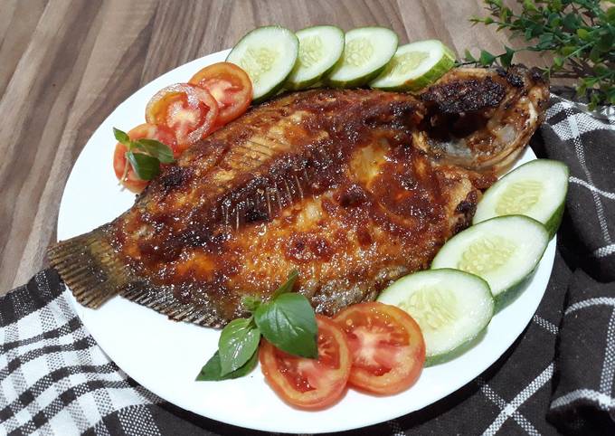 Bagaimana Menyiapkan IKAN BAKAR BUMBU MERAH-PUTIH / GURAME BAKAR👍 yang Bikin Ngiler