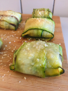 Una foto de Raviolis de calabacín rellenos de espinacas, ricotta y gambas
