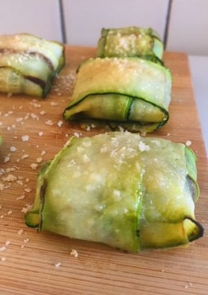 Una foto de Raviolis de calabacín rellenos de espinacas, ricotta y gambas