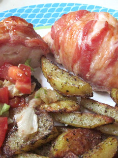 Baconbe tekert, sajttal töltött csirkemell recept fotója