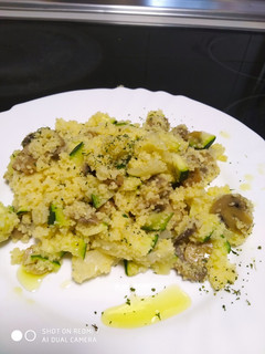 Una foto de Couscous con champiñones y calabacín