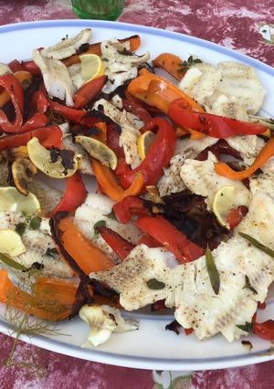 Une photo de Filets d'églefin aux poivrons bicolores, ail, citron et herbes du jardin