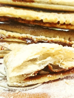 Una foto de Hojaldres rellenos de dulce de leche