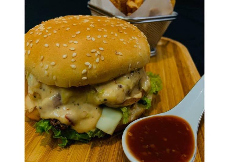 Recipe of Perfect Grilled Chicken Burger with Lettuce Sauce! 🍔