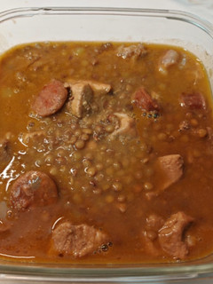 Una foto de Lentejas con carne de cerdo y chorizo