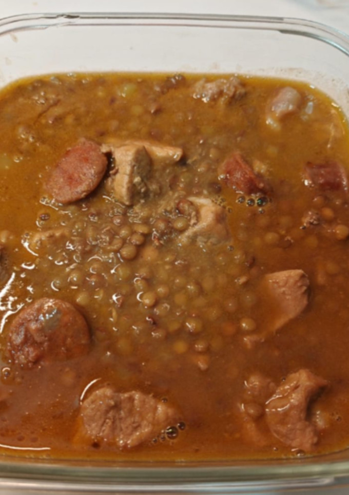 Una foto de Lentejas con carne de cerdo y chorizo