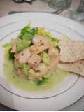 Tartar de camarones y salmón