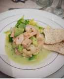 Tartar de camarones y salmón