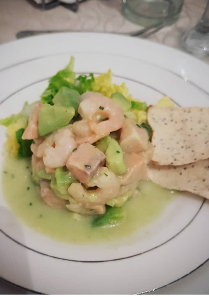 Una foto de Tartar de camarones y salmón