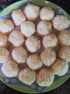 नारियल के लड्डू (nariyal ke ladoo recipe in Hindi) रेसिपी मुख्य फोटो