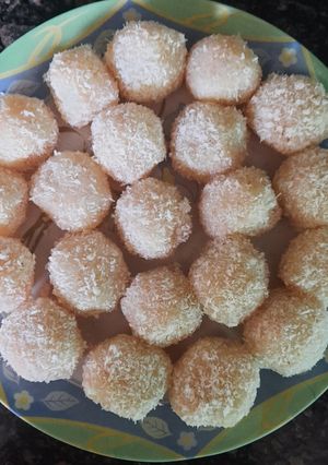 नारियल के लड्डू (nariyal ke ladoo recipe in Hindi) रेसिपी मुख्य फोटो
