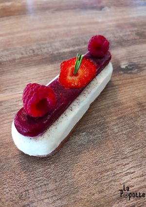 Une photo de Finger panna cotta fraise framboise