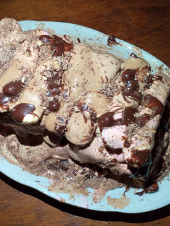 Una foto de Montaña de galletas y helado bañado con Chocolate!😍