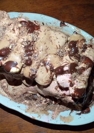 Una foto de Montaña de galletas y helado bañado con Chocolate!😍