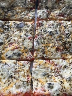 Una foto de Pizza con quesos diversos