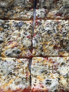 Una foto de Pizza con quesos diversos