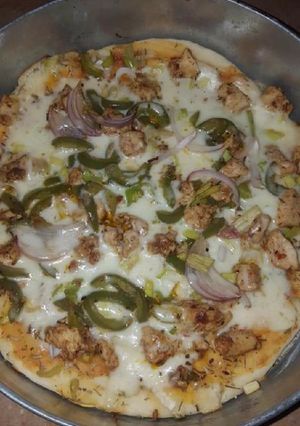 A picture of Chickn tikka pizza.