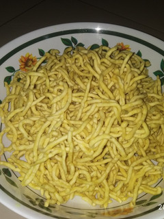 ભાવનગરી ગાંઠીયા (Bhavnagari Ganthiya Recipe In Gujarati) રેસીપી મુખ્ય ફોટો