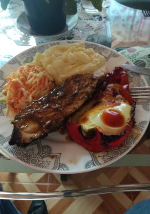 Una foto de Colita de cuadril rellena pimentón relleno, puré de papa y ensalada