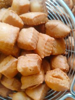 शंकरपाळी (shankarpali receipe in marathi) रेसिपी चे मुख्य फोटो