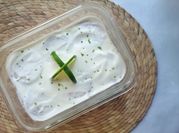 Una foto de carlota de limón con yogurt