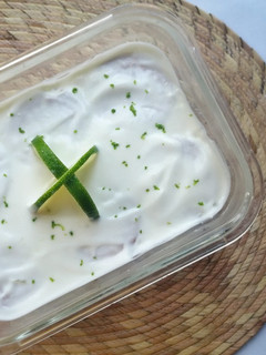 Una foto de Carlota de limón y yogurt