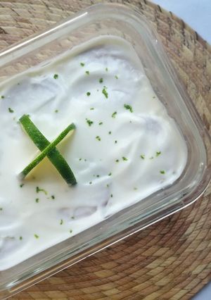 Una foto de Carlota de limón y yogurt