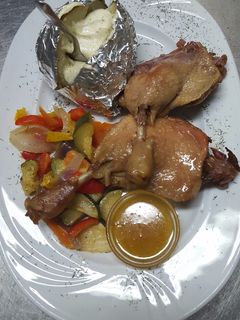 Una foto de Confit de pato en salsa de naranja