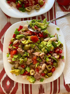Una foto de Ensalada de Alubias Blancas con Aguacate 🥑 🥗