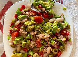 Una foto de Ensalada de Alubias Blancas con Aguacate 🥑 🥗
