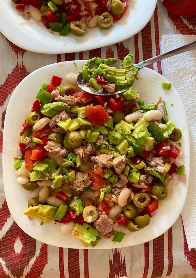 Una foto de Ensalada de Alubias Blancas con Aguacate 🥑 🥗