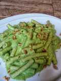Maccheroncini di farro alla crema di zucchini, feta e mentuccia con granella di mandorle tostate