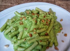 Foto di Maccheroncini di farro alla crema di zucchini, feta e mentuccia con granella di mandorle tostate
