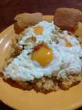 Fritos sobre arroz enchilado