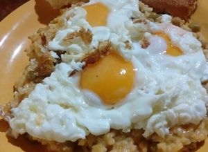 Una foto de Fritos sobre arroz enchilado
