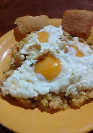 Una foto de Fritos sobre arroz enchilado