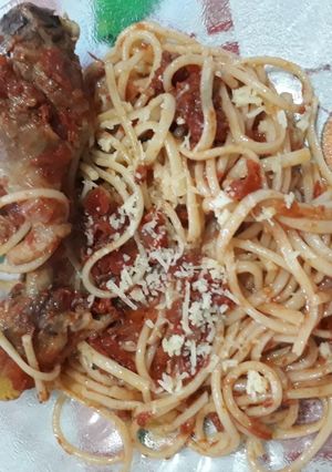 Una foto de Spaghetti con salsa y pollo