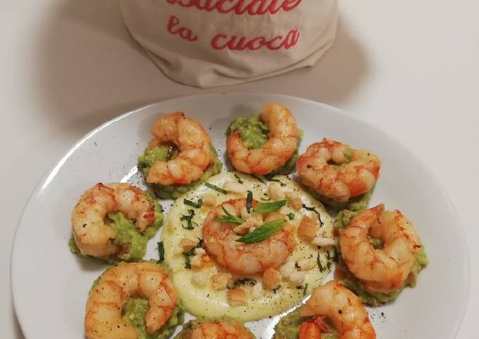 Gamberoni, guacamole e puré di patate