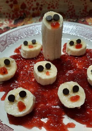 Una foto de Caritas de banana sobre mar de sangre de frutillas